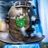 Alter Taucherhelm aus Metall mit grün schimmerndem Glas, von Seifenblasen umgeben.